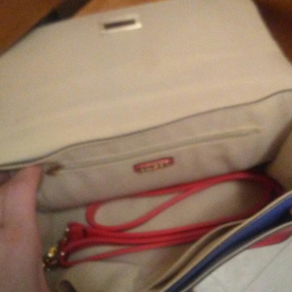 Handbags - Picture 12 of 16